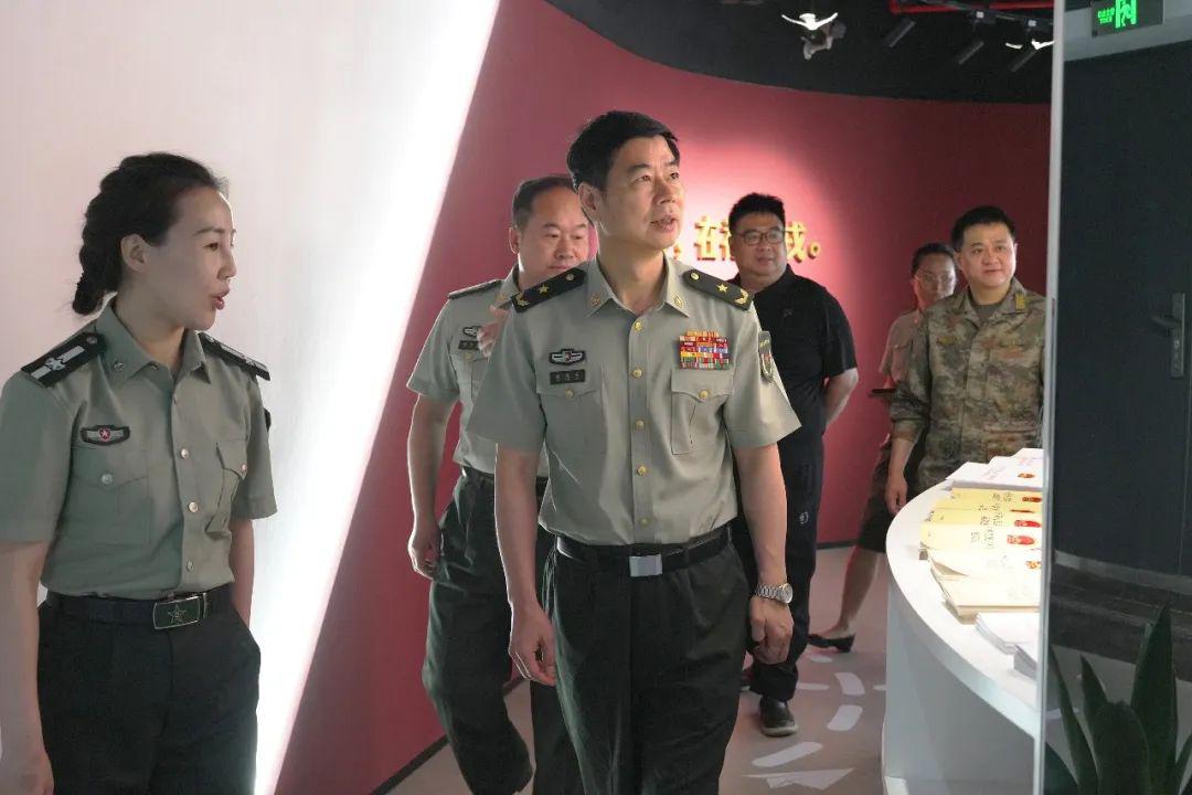 上海警备区副司令员徐国安赴新成路街道全民国防教育园地调研基层武装