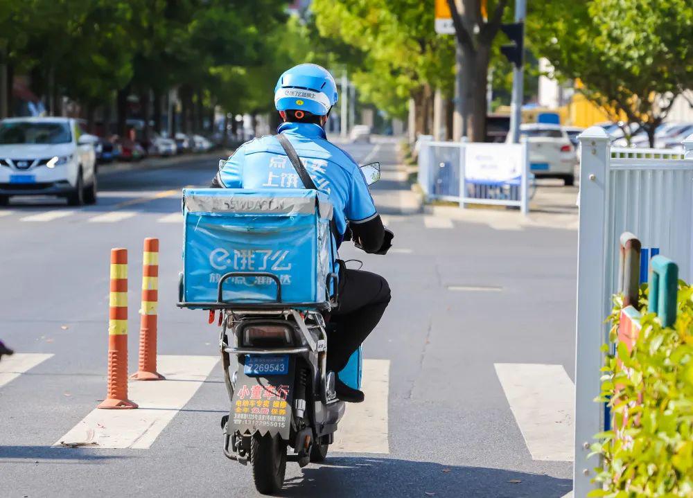 高温下,金山卫镇各行各业劳动者坚守一线的"最美身影"