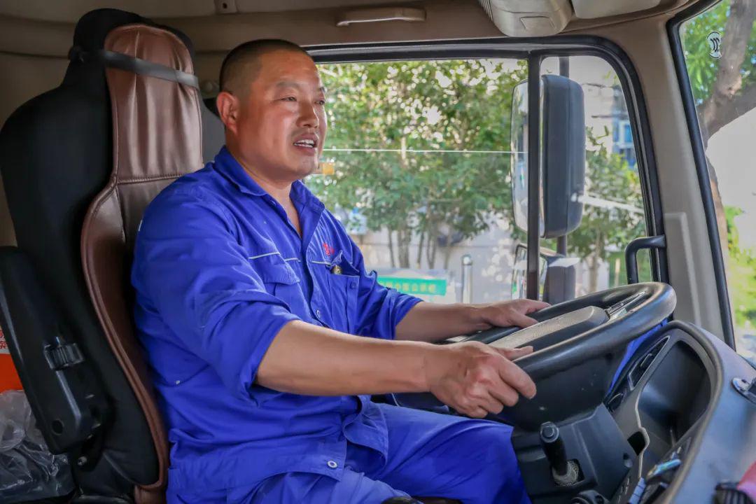 高温下,金山卫镇各行各业劳动者坚守一线的"最美身影"