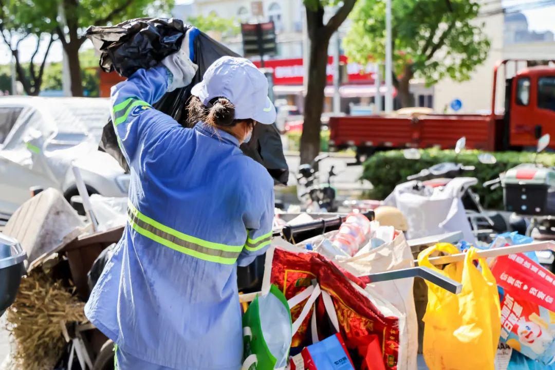 高温下,金山卫镇各行各业劳动者坚守一线的"最美身影"
